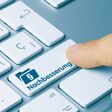 Nachbesserung Geschrieben am blauen Taste der metallischen Tastatur. Finger drückt die Taste.