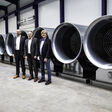 Jetfans mit Verantwortlichen: Derzeit produziert und liefert die Systemair GmbH 114 riesige Tunnelventilatoren für die Sanierung der Bahnstrecke zwischen Kassel und Fulda. Der Auftrag umfasst ein Volumen in Höhe von über 2 Millionen Euro. Geschäftsführer Stefan Fischer (Mitte) freut sich über das tolle Projekt mit den Projektverantwortlichen Arthur Palmer (links) und Reiner Kelch (rechts).