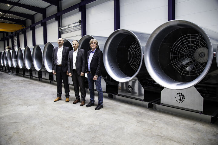Jetfans mit Verantwortlichen: Derzeit produziert und liefert die Systemair GmbH 114 riesige Tunnelventilatoren für die Sanierung der Bahnstrecke zwischen Kassel und Fulda. Der Auftrag umfasst ein Volumen in Höhe von über 2 Millionen Euro. Geschäftsführer Stefan Fischer (Mitte) freut sich über das tolle Projekt mit den Projektverantwortlichen Arthur Palmer (links) und Reiner Kelch (rechts).