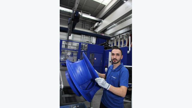 Idrizaj Granit nimmt in der Kunststofffertigung bei Ziehl-Abegg einen bionisch optimierten Radialventilator vom Band.