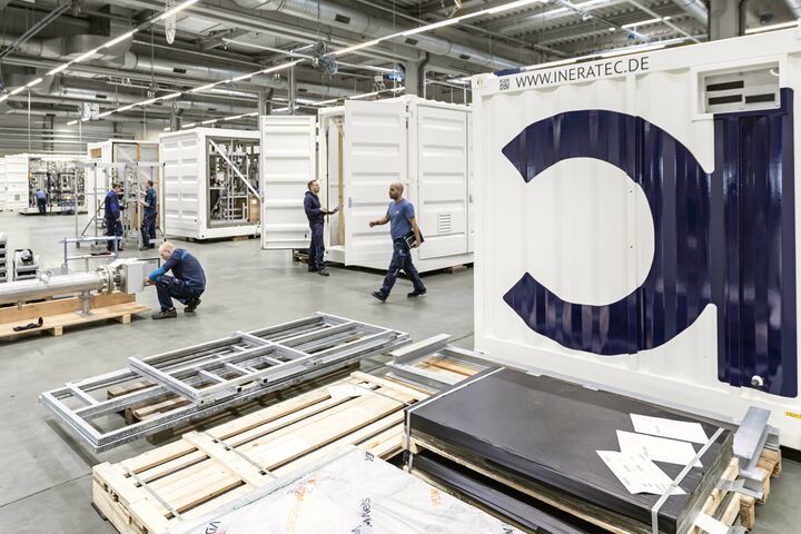 Am Produktionsstandort in Karlsruhe: Ineratec Fertigung der Module für die Power-to-Liquid Pionieranlage in Frankfurt.