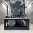 In drei Holzvergasern findet ein thermochemischer Umwandlungsprozess (Pyrolyse) statt, sodass Holzgas entsteht. Durch den Motor im Blockheizkraftwerk (Bild) kann das Gas in W?rme und Strom umgewandelt und in das ?ffentliche Netz eingespeist werden.