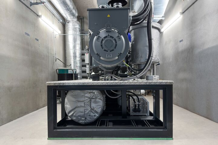In drei Holzvergasern findet ein thermochemischer Umwandlungsprozess (Pyrolyse) statt, sodass Holzgas entsteht. Durch den Motor im Blockheizkraftwerk (Bild) kann das Gas in W?rme und Strom umgewandelt und in das ?ffentliche Netz eingespeist werden.