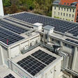Vereinigte Eisfabriken und Kühlhallen betreiben ein Solarstrom-Kraftwerk in Wien, mit dem eisige Kälte für die Kühllagerhallen erzeugt wird.