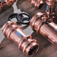 De Pressfittings Streamline ACR Copper Press – leicht zu erkennen an ihrer doppelten Sicke – für die sichere Verbindung von Kälte- und Kühlkreisläufen bis 48 bar.