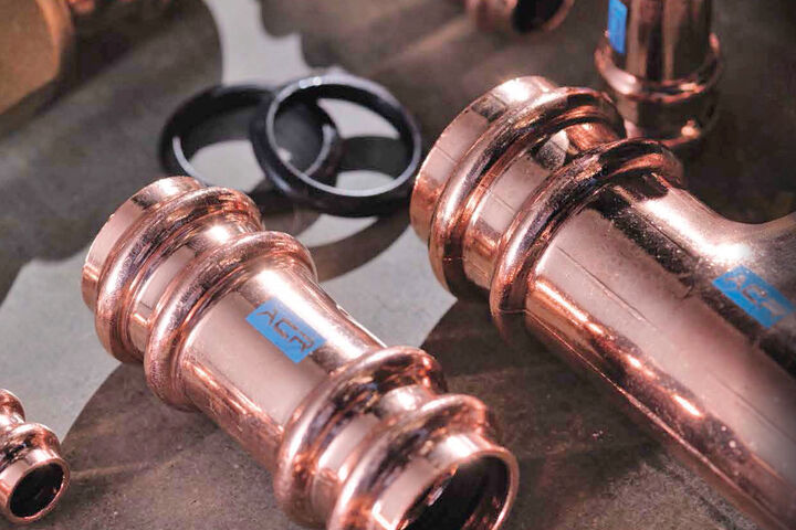 De Pressfittings Streamline ACR Copper Press – leicht zu erkennen an ihrer doppelten Sicke – für die sichere Verbindung von Kälte- und Kühlkreisläufen bis 48 bar.