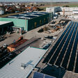 Dank 442 PV-Modulen, welche seit Januar 2022 am Dach der Lagerhalle und der Werkhalle in Betrieb sind, deckt der Standort einen beträchtlichen Anteil seines jährlichen Stromverbrauchs autark.