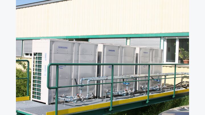 Umstieg von fossilem Gas auf erneuerbare Energien, mit moderner Wärmepumpentechnologie in Kombination mit PV.