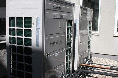 Es wurden luftgekühlte DVM-S Wärmepumpensysteme von Samsung mit kaskadierter 740 kW Heizleistung und 220 kW Kühlleistung installiert.