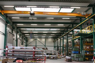 Montierte Deckenstrahlplatten in einer der Hallen.