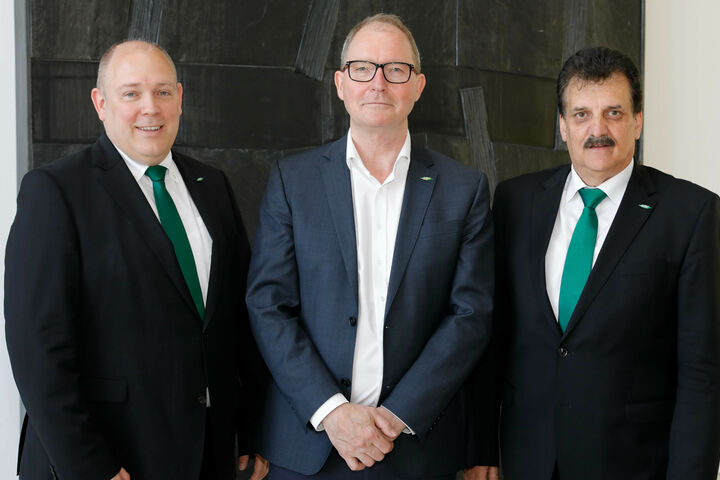 Bitzer kauft OJ Electronics, v. l. Rainer Große-Kracht (CTO von BITZER), Erik Damsgaard (CEO von OJ Electronics) und Christian Wehrle, CEO von BITZER.