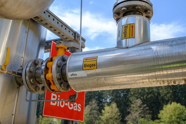 biogas, biogasanlage, gas, biomasse, energie, umwelt, landwirtschaft, strom, dezentral, nachhaltig, nachhaltigkeit, umweltschutz, ökologisch, industrie, rohr, rohrleitung, generator, methan, technik, technologioer, erneuerbare energie, kraftwerk, bioenergie, erneuerbar, organisch, installation, gewerblich, infrastruktur, metallisch, konstruktion, blau, rot, gelb