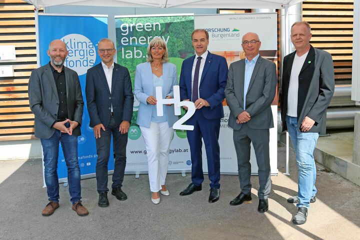 Startschuss für Wasserstoff-Pilotanlage in Neusiedl am See, mit Marcus Keding (GF der Forschung Burgenland), Bernd Vogl (GF des Klima- und Energiefonds), Elisabeth Böhm (Bürgermeisterin Neusiedl am See), Leonhard Schneemann (Forschungslandesrat), Klaus Maras (GF der BE Energy), Mathias Schaffer, greenenergylab