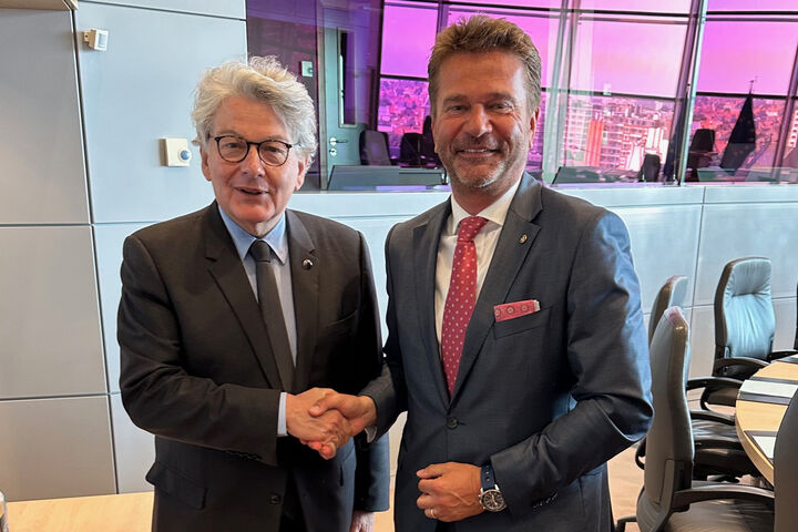 Thierry Breton, EU-Kommissar für den Binnenmarkt, und Stefan Gubi, GF der Windhager Gruppe