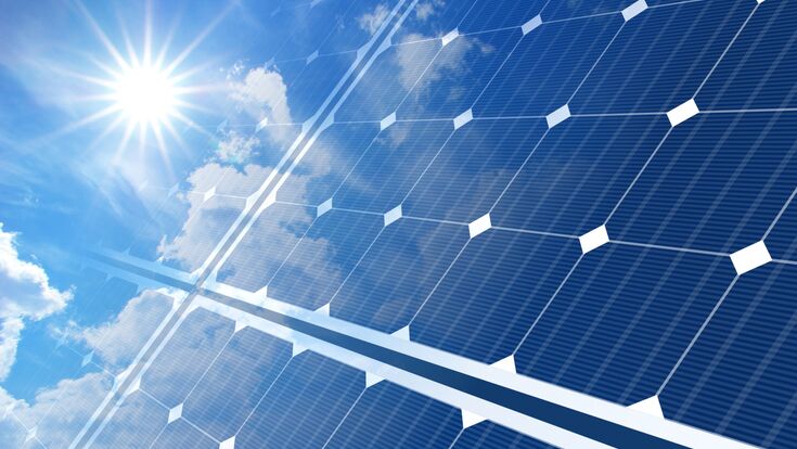 © Bild: CR - stock.adobe.com solar, energy, panel, power, photovoltaic, sun, electricity, green, alternative, renewable, blue, sky, environment, cell, ecology, sunlight, technology, solar panel, panels, clean, electric, solar energy, environmental, industry, alternative energy, roof, eco