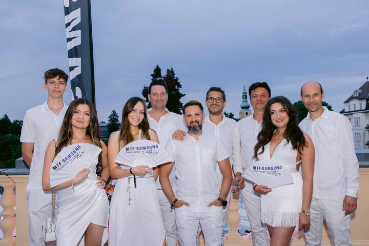 Das Team von MTF Samsung mit den beiden Geschäftsführern Klaus Gschiel und Thomas Hergouth bei „Baden in Weiß“.