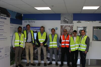 Werksbesichtigung in Vacarisses
(v. l.:) Justin Aricatt (Johnson Controls-
Hitachi Air Conditioning), Florian
Bayer (GF Technocold), Gregor
Gstaltner (GF Aersys), Markus
Schmitz (Johnson Controls-Hitachi
Air Conditioning), Cesar Angües
(Johnson Controls-Hitachi Air Conditioning),
Andreas Pinz (Technocold),
Helmut Dobrovits (Aersys).