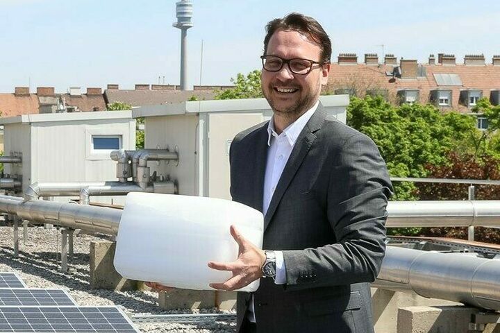 Mag. Roland Spitzhirn, GF der Vereinigten Eisfabriken und Kühlhallen in Wien, auf einem der eigenen Dächer, wo die größte innerstädtische Photovoltaik-Anlage Wiens Strom für die Kühlung liefert.