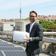Mag. Roland Spitzhirn, GF der Vereinigten Eisfabriken und Kühlhallen in Wien, auf einem der eigenen Dächer, wo die größte innerstädtische Photovoltaik-Anlage Wiens Strom für die Kühlung liefert.