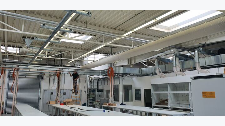 Für eine zugluftfreie Luftverteilung im Laborbereich kommen textilbasierte Luftleitungs- und Luftverteilsysteme der Firma FabricAir zum Einsatz.