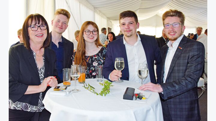 Ofenbinder-Springsholz aufs Jubiläum anstoßen
