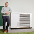 Stefan Ortner, Geschäftsführer von OekoFEN, mit der neuen Wärmepumpe GreenFOX