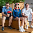 Julia Mühlbacher mit ihren neuen Sponsoren Anton jun. (links) und Markus Hargassner (rechts).