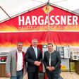 Bundeskanzler Karl Nehammer auf der Rieder Messe mit der Hargassner Geschäftsführung, Markus Hargassner (l) und Anton Hargassner jun.