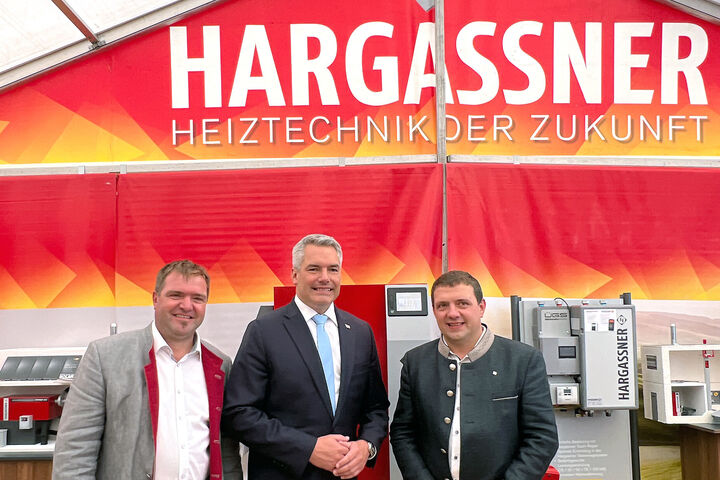 Bundeskanzler Karl Nehammer auf der Rieder Messe mit der Hargassner Geschäftsführung, Markus Hargassner (l) und Anton Hargassner jun.