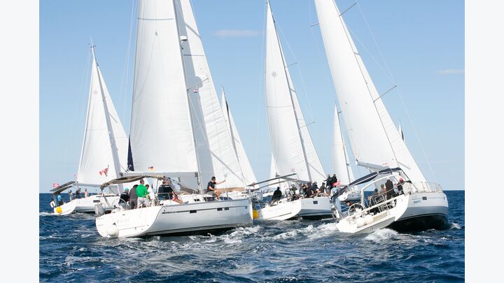 Segelboote im Wasser