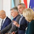 Bundesminister Martin Kocher, Vizekanzler Werner Kogler, Bundeskanzler Karl Nehammer und Bundesministerin Leonore Gewessler (v. l.).