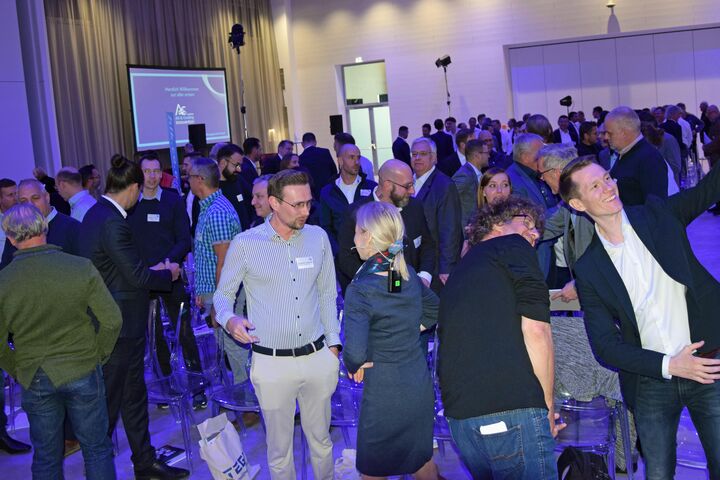 Die Teilnehmer der AACI lernten sich beim spontanen Speeddating kennen