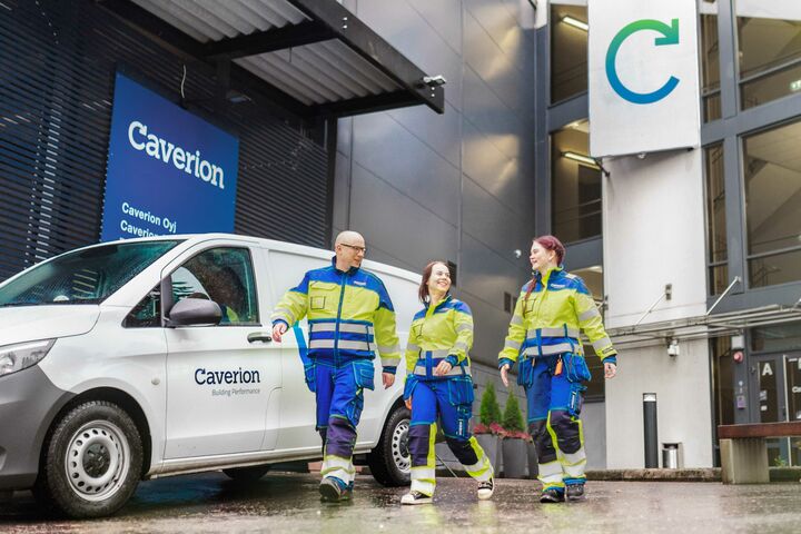 Ein Team von Service-Technikern von Caverion in Vapaala, Finnland