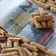 pellets, energie, kosten, heizen, euro, heizung, sparen, pelletheizung, pelletofen, ofen, grün, holzpellets, holz, preis, münze, brennen, verbrennen, heizkosten, behaglichkeit, bioenergie, co2, klimaschutz, förderung, biologisch, brennstoff, energiekosten, energiepreis, energieverbrauch, erneuerbar, feuer, geld, geldscheine, heizanlage, rechnung, heizungsanlage, kamin, kaminfeuer, kaminofen, nachhaltigkeit, nebenkosten, ofenpellets, pelletspreis, regenerativ, warm, wärme, zentralheizung, ökologie, ökologisch