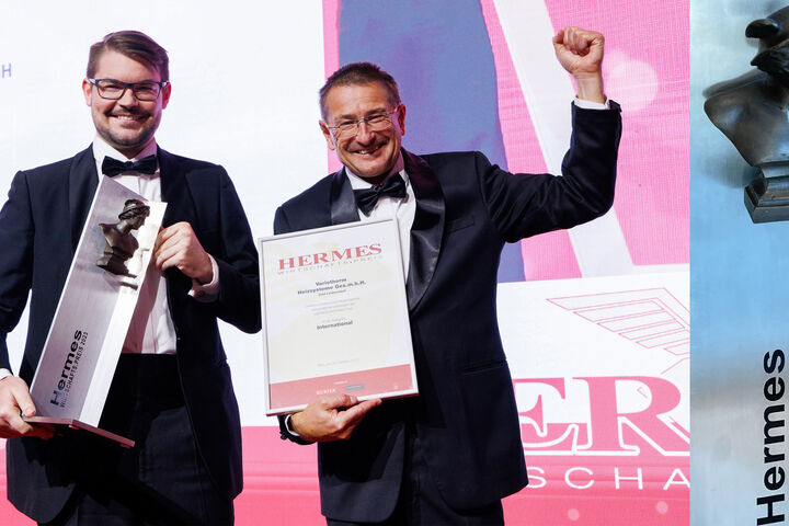 Ing. Alexander Watzek (re.), GF von Variotherm, gemeinsam mit seinem Sohn Aaron Watzek bei der Preisverleihung des Hermes Wirtschafts Preises