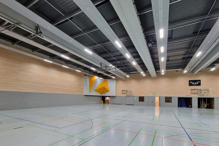Deckenstrahlplatten von RMBH zur Hallenbeheizung