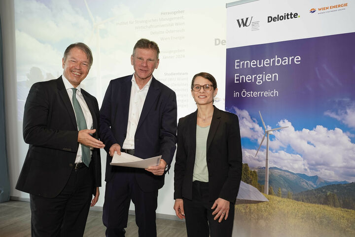 Präsentierten die Studie zu erneuerbaren Energien, Gerhard Marterbauer, Michael Strebl, Studienautorin Nina Hampel (WU Wien).