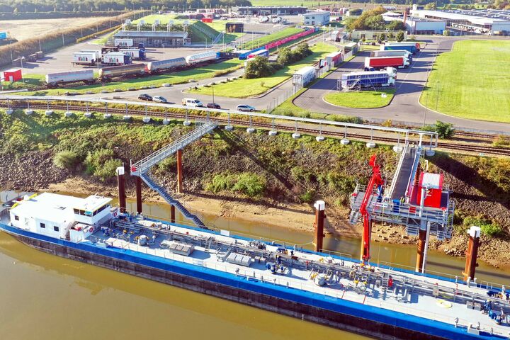 Bio-Flüssiggas wird am Caratgas Hafen-Tanklager der Westfalen Gruppe in Krefeld / D per Schiff angeliefert