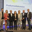 Die Teilnehmenden der Podiumsdiskussion (v.l.): Lukas Hammer, Energiesprecher Grüne; Vera Immitzer, Geschäftsführerin PV-Verband; Herbert Paierl, Vorstandsvorsitzender von PV Austria; Karin Doppelbauer, Energiesprecherin NEOS; Tanja Graf, Energiesprecherin ÖVP; Alois Schroll, Energiesprecher SPÖ und Axel Kassegger, Energiesprecher FPÖ.