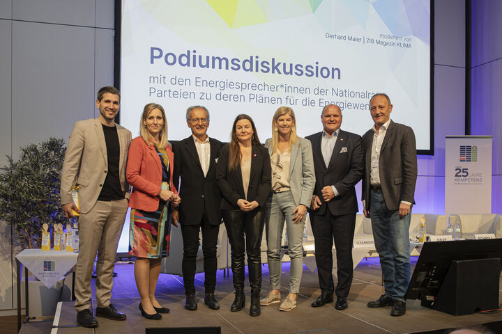 Die Teilnehmenden der Podiumsdiskussion (v.l.): Lukas Hammer, Energiesprecher Grüne; Vera Immitzer, Geschäftsführerin PV-Verband; Herbert Paierl, Vorstandsvorsitzender von PV Austria; Karin Doppelbauer, Energiesprecherin NEOS; Tanja Graf, Energiesprecherin ÖVP; Alois Schroll, Energiesprecher SPÖ und Axel Kassegger, Energiesprecher FPÖ.