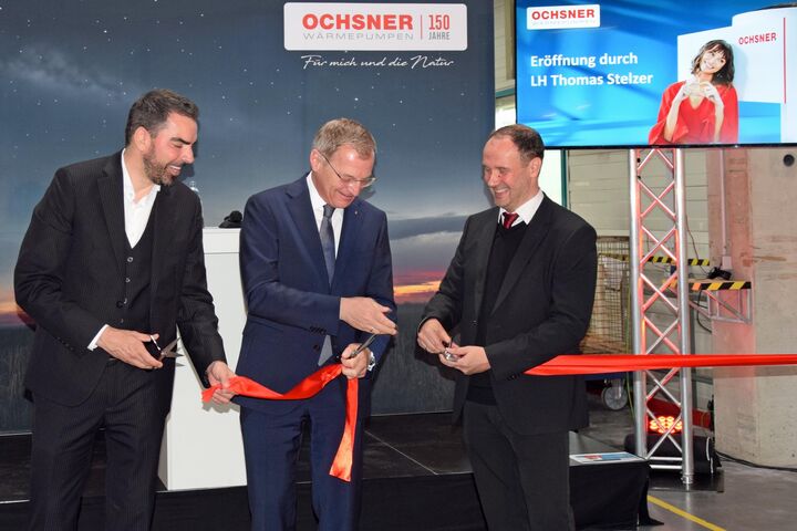 Kari Ochsner, Landeshauptmann Thomas Stelzer, Geschäftsführer Marco Schaefer eroeffnen den neuen Standort in Dietach.