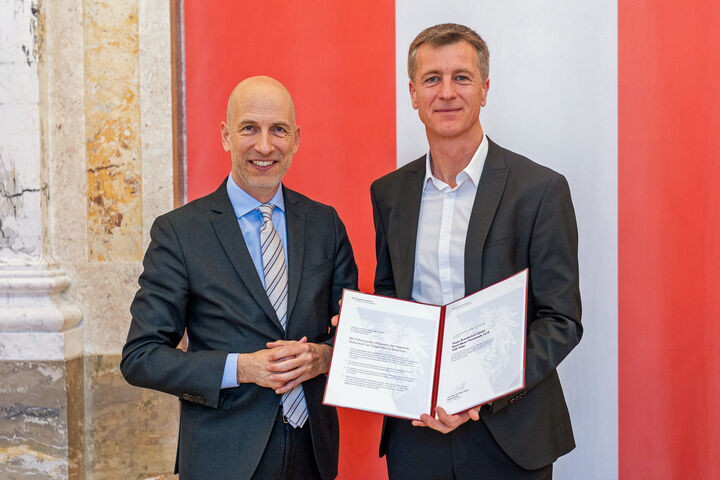 Bundesminister Martin Kocher und Werner Hoyer-Weber