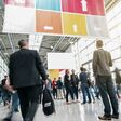 Interessierte auf einer Fachmesse