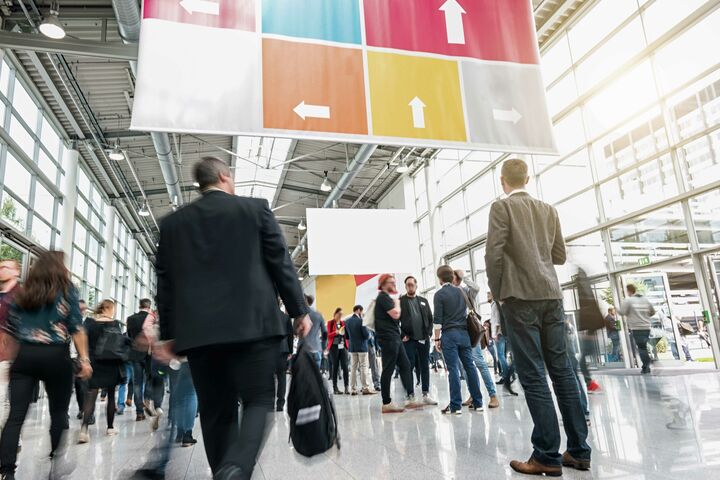 Interessierte auf einer Fachmesse