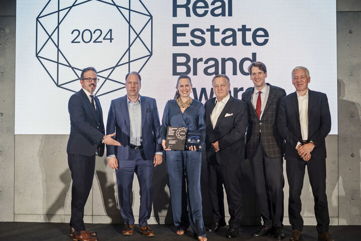 Real Estate Brand Award Verleihung in Berlin - ATP-Vertreter (m/w) aus Deutschland und Österreich nehmen den Preis entgegen