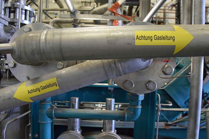 Gas-Leitung in einem Biogas-Kraftwerk