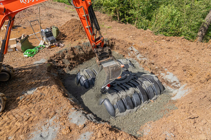 Dank der dezentralen Lagerhaltung der Roth Werke dauerte es vom ersten Telefonat bis zum Setzen der Sammelgrube nur drei Tage