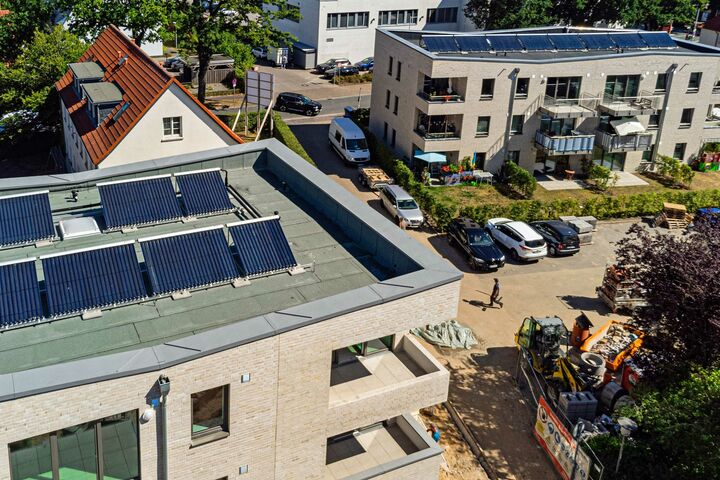 CPC-Röhrenkollektoren auf den beiden Gebäuden in Oldenburg