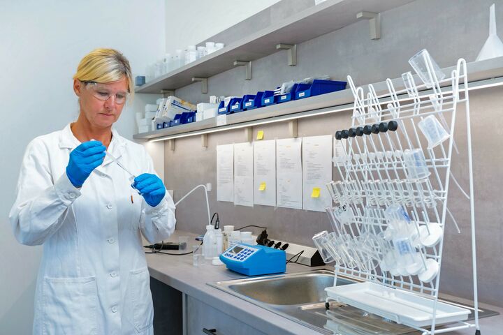 Techem Labor in Wels ermöglicht die präzise Analyse von Heizungs-, Solar- und Kühlwasser