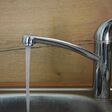 Wasserhahn aus dem enthärtetes, entkalktes Wasser läuft